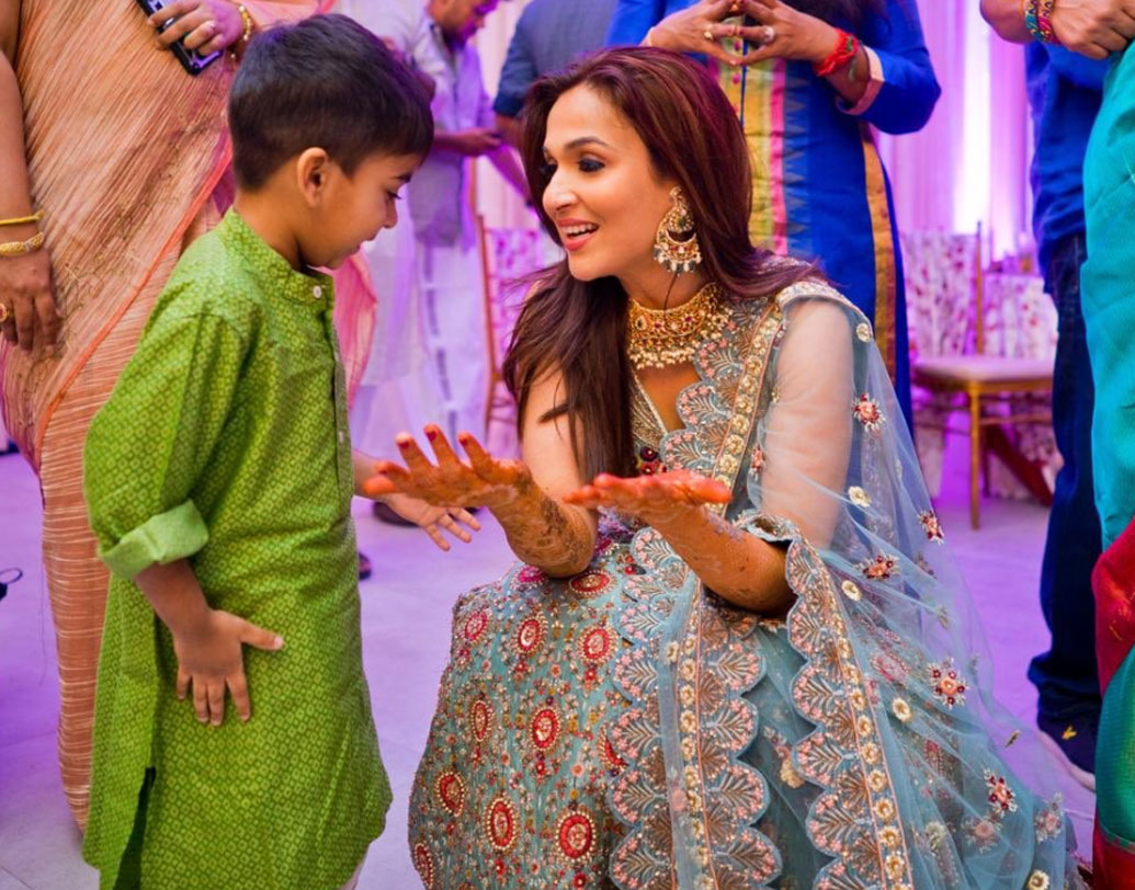 প্রথম পক্ষের ছেলে বেদকে নিয়েই মেহেন্দি অনুষ্ঠান সারেন সৌন্দর্যা।