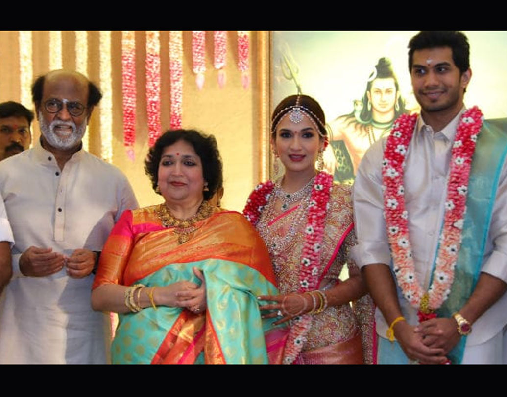 অতিথিদের অভ্যর্থনায় ব্যস্ত ছিলেন মেয়ের বাবা রজনীকান্ত ও তাঁর স্ত্রী।