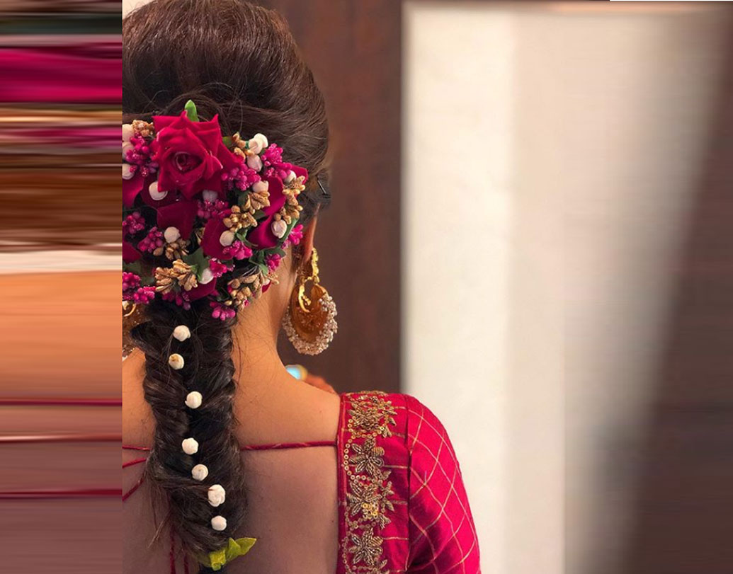 সৌন্দর্যার মেক আপ শিল্পী প্রকৃতি অনন্ত পোস্ট করেছিলেন সৌন্দর্যার একটি ছবি, তিনি পরেছিলেন কাঞ্চিপুরম সিল্ক শাড়ি । ভাইরাল হয় সেটি। সৌন্দর্যার চুল বাঁধার একটি ছবি পোস্ট করেছেন তিনি। তাঁর বিনুনিতে ফুল দিয়ে যে ভাবে সাজানো হয়েছিল, তা একেবারেই সনাতনী দক্ষিণ ভারতীয় ঘরানায়।