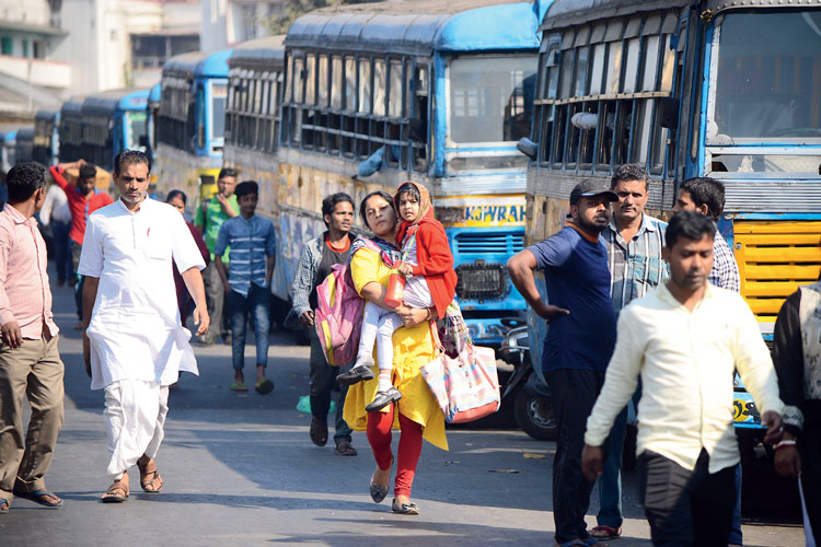 Bus service interrupted from Howrah Maidan on allegation of Police harassment
