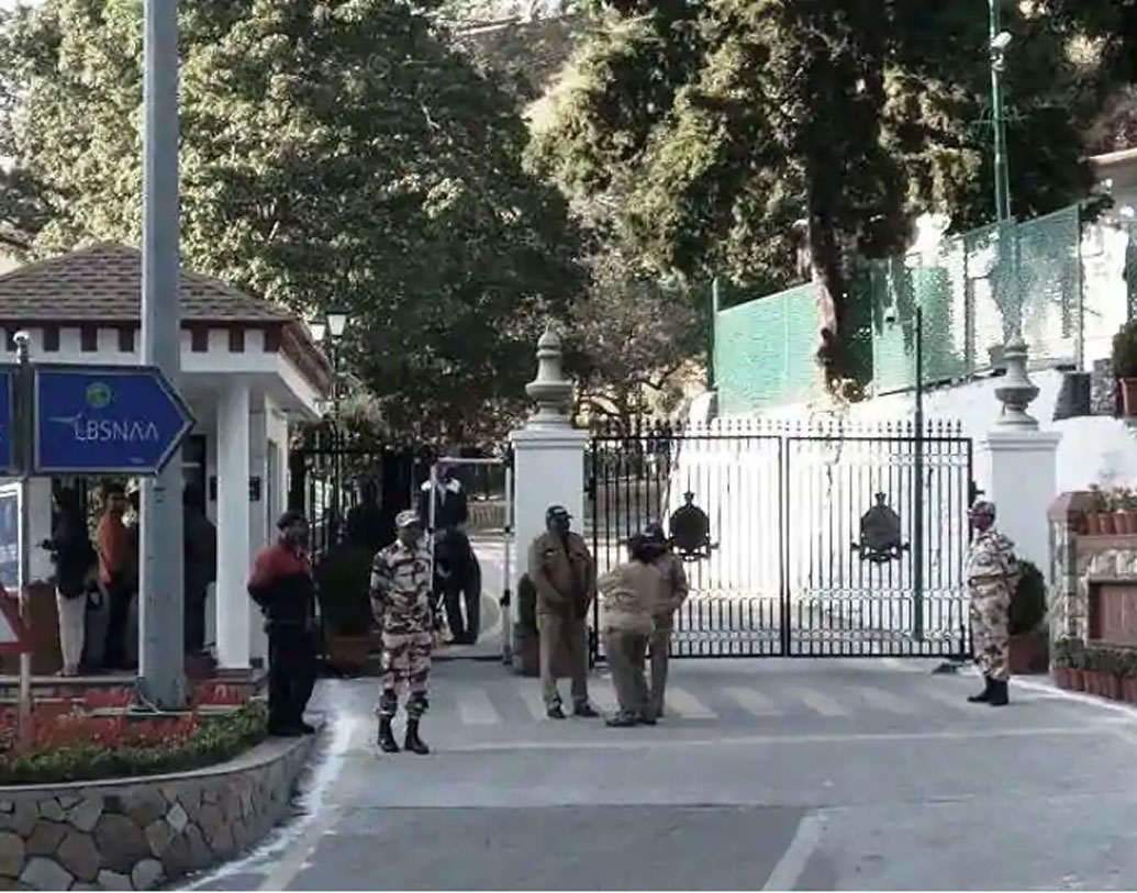 ১৯৫৯ সালে মুসৌরিতে প্রথম দ্য লালবাহাদুর শাস্ত্রী ন্যাশনাল অ্যাকাডেমি অব অ্যাডমিনিস্ট্রেশন তৈরি হয়। মুসৌরির এই গঙ্গা ধাবার যে মালিক তিনি বলেন, তাঁর পরিবার প্রায় ৯০ বছর ধরে এখানে রয়েছেন। আর সে ভাবেই আইএস অফিসারদের সঙ্গে তাঁদের সম্পর্ক গড়ে উঠেছে।