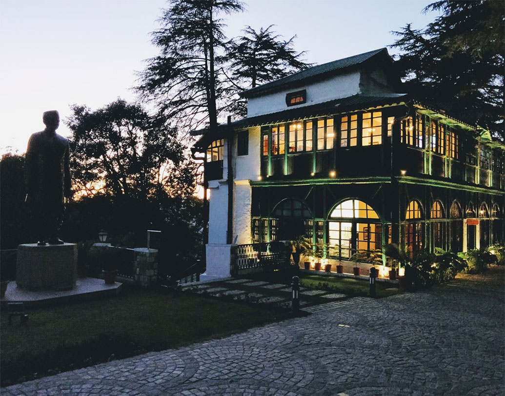 দ্য লালবাহাদুর শাস্ত্রী ন্যাশনাল অ্যাকাডেমি অব অ্যাডমিনিস্ট্রেশন সিভিল সার্ভিসের প্রশিক্ষণের জন্য অন্যতম সেরা প্রতিষ্ঠান। প্রতিষ্ঠানের অধিকর্তাও কেন্দ্রীয় সরকারের সচিব পর্যায়ের কোনও অফিসার। এর ঠিক পাশেই রয়েছে এই ধাবা।