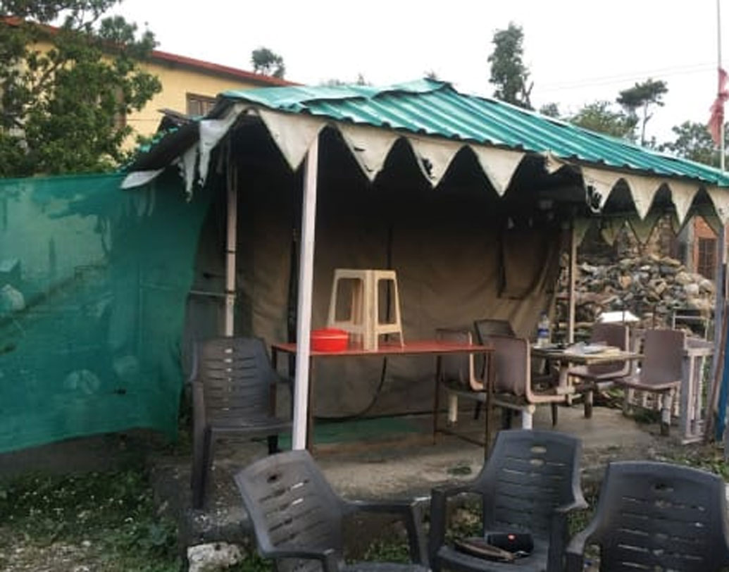 ১৯৫৯ সালে যখন অ্যাকাডেমি তৈরি হল, ছোট্ট একটা চায়ের দোকান ছিল তাঁদের। ১৯৬৪ সালে দীপক হারান তাঁর বাবাকে। তখন আট বছর বয়স তাঁর। রয়েছে আরও তিন ভাই-বোন। মায়ের কাঁধে দায়িত্ব এসে পড়ে সংসারের।