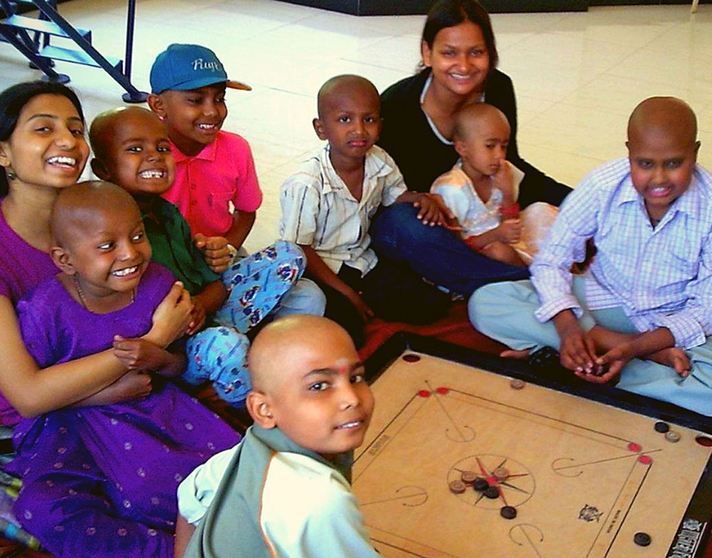 স্থানীয় বালওয়াড়ি স্কুলে দীপকের মা গৃহবিজ্ঞান পড়িয়ে সংসার চালাতেন। আর ছিল সেই চায়ের দোকান। দীপক ও তাঁর ভাইবোনরাও সেই স্কুলেই পড়তেন।