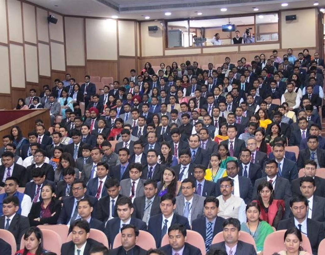 ১৯৭৮ সালে ওম চাইনিজ রেস্টোরেন্ট বলে একটি ফাস্ট ফুডের দোকান খোলেন তিনি। সেই সময় চাইনিজ খাবার সবে সবে জনপ্রিয়তা পাচ্ছে। নিমেষেই প্রশিক্ষণ নিতে আসা ভবিষ্যতের আমলাদের কাছে জনপ্রিয় হয়ে ওঠে এই খাবারের দোকান।