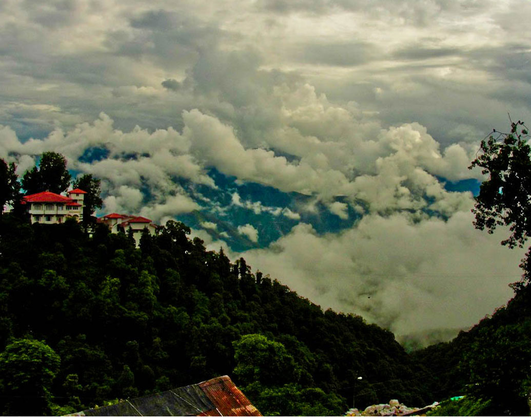 এর পর ওম চাইনিজ হোটেলের নাম বদলে যায় গঙ্গা ধাবায়। কারণ এটা গঙ্গা হোস্টেলের একেবারে পাশে। আর গঙ্গা নদীও খুব বেশি দূর নয় এখান থেকে।