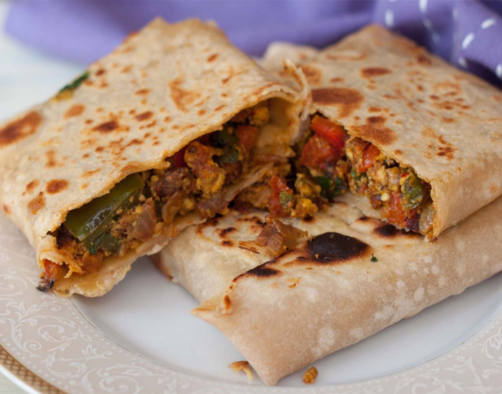 তবে এই ধাবার সবচেয়ে জনপ্রিয় খাবার মোগলাই পরোটা ও আলু পেঁয়াজ পরোটা। সঙ্গে মধু ও আদা লেবু দিয়ে চা, বেটার ইন্ডিয়াকে দেওয়া এক সাক্ষাৎকারে এমনটাই বলেন দীপক।