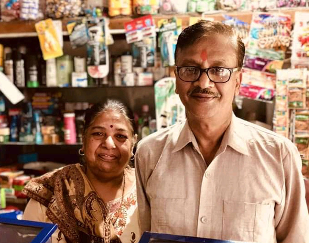 সকাল ৬টা থেকে মাঝরাত পর্যন্ত খোলা থাকে এই ধাবা। দীপক, তাঁর স্ত্রী সুষমা, ছেলে অভিষেক আর তাঁর স্ত্রী মিলে এক সঙ্গে রান্না করেন, কোনও রাঁধুনি নেই তাঁদের এখনও।