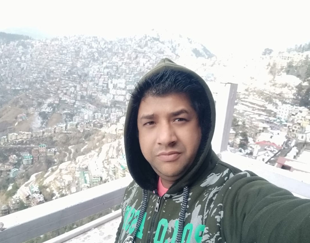 অফিসারদের সঙ্গে নিয়মিত অন্তাক্ষরীও খেলেন তাঁরা। সত্যিকারের গুণীরা নম্র হয়, এই অ্যাকাডেমি তাঁদের এটাই শিখিয়েছে, জানান দীপক। অফিসাররাও বলেন, “একটা আত্মিক যোগ তৈরি হয়ে গিয়েছে, কাজে ব্যস্ত হলেও খোঁজও রাখি আমরা দীপকের।”