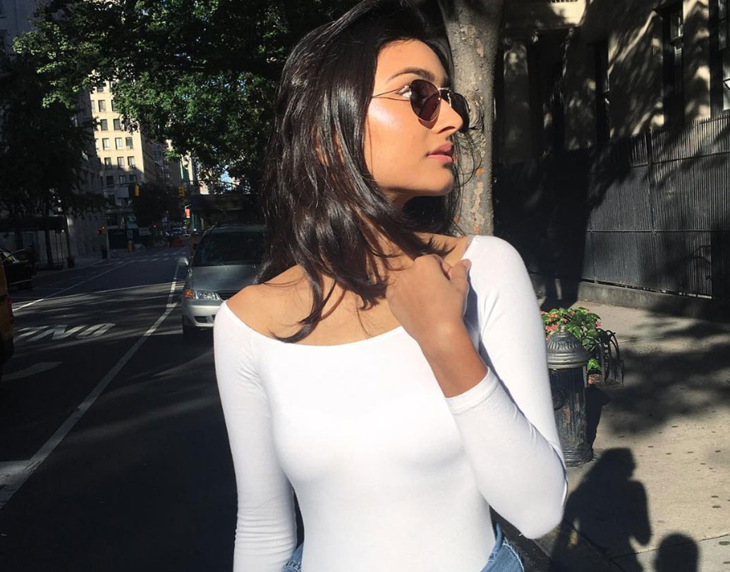 এই স্টার কিডের নাম আলাভিয়া। ইন্টারনেটে সেনসেশন আলাভিয়ার সবচেয়ে পছন্দ নিউ ইয়র্কে, মলদ্বীপে ঘুরে বেড়ানো।