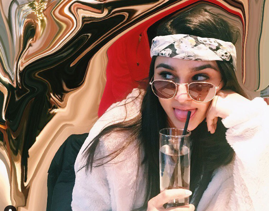 আলাভিয়ার সঙ্গে তাঁর বাবার অত্যন্ত বন্ধুত্বপূর্ণ সম্পর্ক। বাবা আলাভিয়াকে ডাকেন অণু বলেই। আলাভিয়ার দুই ভাইও রয়েছে।