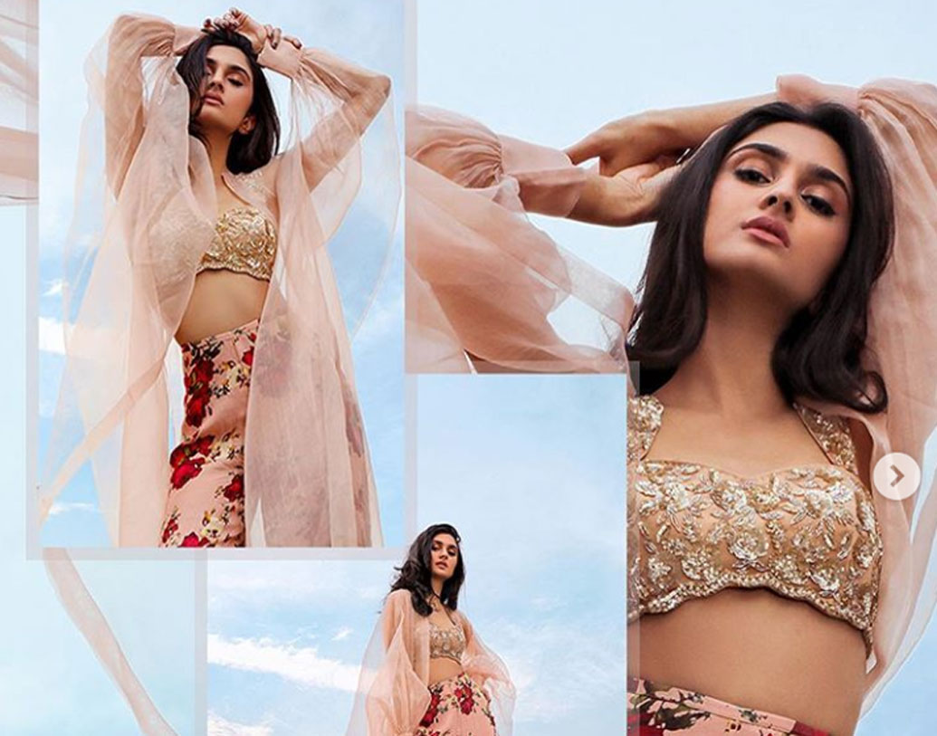 মুম্বইয়ের ধীরুভাই অম্বানী ইন্টারন্যাশনাল স্কুলের ছাত্রী আলাভিয়া বর্তমানে পার্সনস স্কুল অব ডিজাইন থেকে ফ্যাশন ডিজাইন নিয়ে পড়াশোনা করছেন নিউ ইয়র্কে।