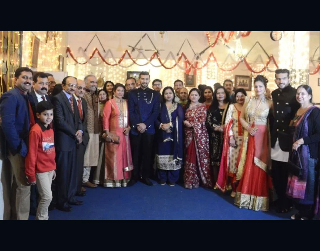 সনাতনী পদ্ধতিতেই সাত পাকে বাঁধা পড়লেন তাঁরা।