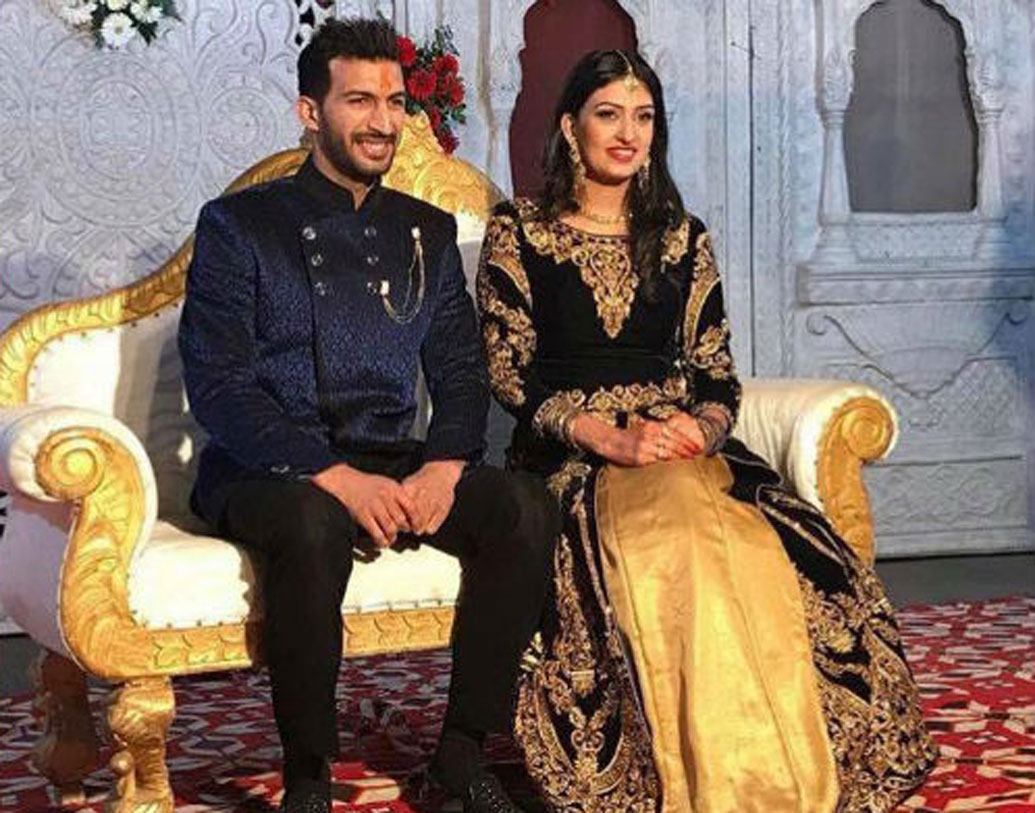 দুই পরিবারের সদস্যরা এনগেজেমন্ট অনুষ্ঠানেও খুব মজা করেছেন, সোশ্যাল মিডিয়ায় তাঁদের কেউ কেউ ছবিগুলি পোস্ট করেছেন।