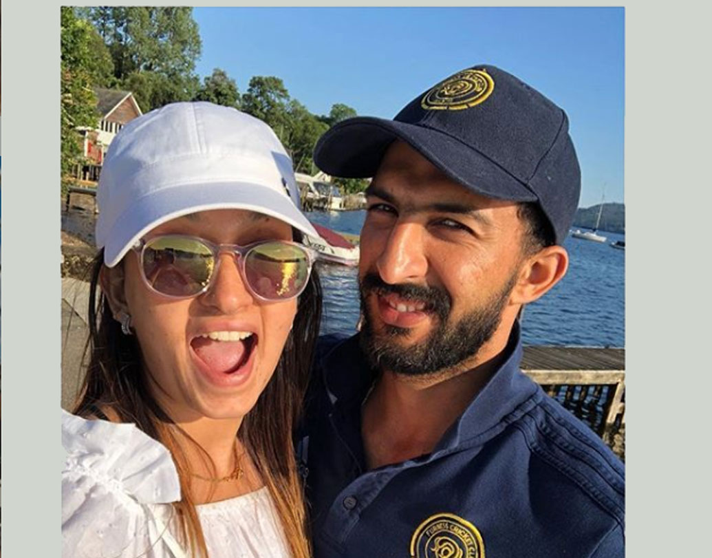 তবে অনেকেই বলেছেন, দীপালি চাইলে গ্ল্যামার জগতেও প্রবেশ করতে পারেন। দীপালির শেয়ার করা ছবিগুলি সোশ্যাল মিডিয়ায় সবসময় ভাইরাল হয়। দীপালি যদিও বলেন, সারা জীবন সবসময় ঋষিকে পাশে পেলেই তিনি খুশি। তাঁর আর কিছু চাই না।