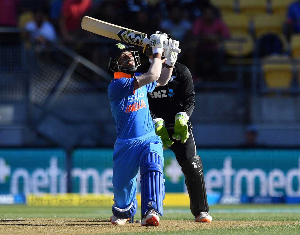 হার্দিক পাণ্ড্য: বিতর্কের কারণে মাঠের বাইরে থাকলেও ফিরেই সকলকে চমকে দিয়েছেন। স্রেফ গতির কারণে তাঁকে দলে রাখা উচিত, মত হরভজনের। ব্যাটে-বলে চমকে দেওয়ার ক্ষমতা রাখেন পাণ্ড্য।