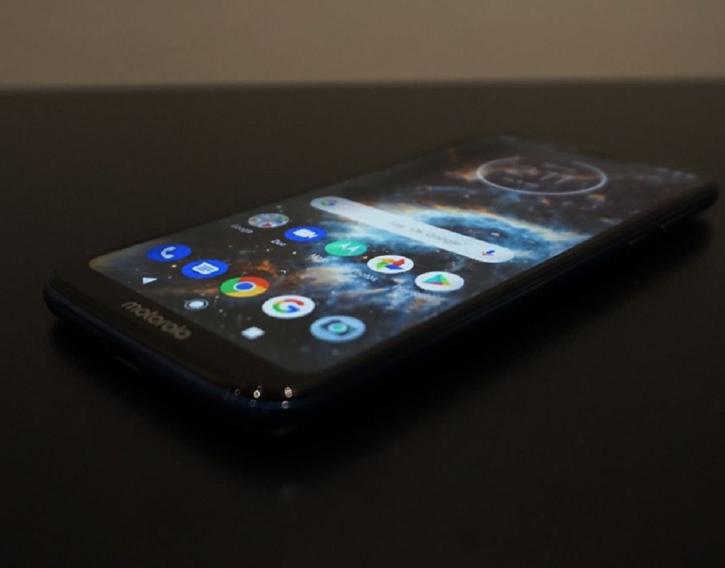 আমেরিকায় মোটো জি-৭ পাওয়ার ফোনটির দাম রাখা হয়েছে ২৪৯ ডলার। ভারতীয় মুদ্রায় যা ১৭ হাজার ৬০০ টাকা। তার চেয়ে বেশি দাম দিয়েই ফোনটি কিনতে হবে ভারতীয়দের। ছবি: টুইটার থেকে সংগৃহীত।