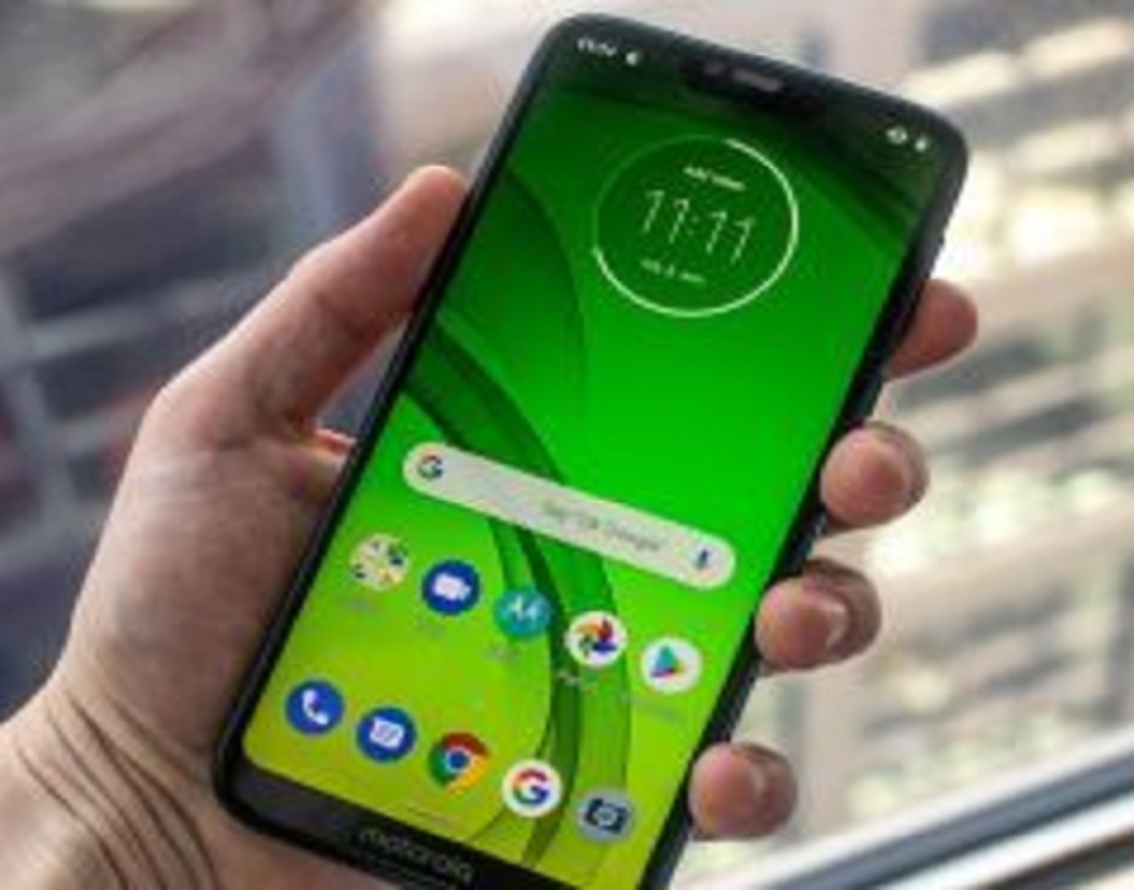 মোটো জি-৭ পাওয়ার ফোনের ১৫ ওয়াট টার্বো পাওয়ার ফাস্ট চার্জিং প্রযুক্তি রয়েছে। আর ব্যাটারির ক্ষমতা ৫ হাজার এমএএইচ। ফোনের পিছনে রয়েছে ফিঙ্গারপ্রিন্ট সেন্সরও। ছবি: টুইটার থেকে সংগৃহীত।