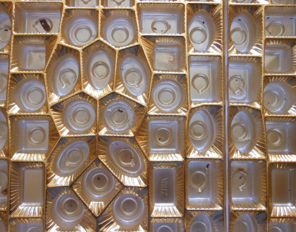 বিশেষ মানুষটিকে ধরুন দারুণ একটা চকোলেটের বাক্স দিলেন, কিন্তু তাতে কোনও চকোলেট নেই! এ ভুল কিন্তু এক্কেবারে মেনে নেবেন না আপনার উনি। সোজা ওইদিনই এক্কেবারে বিচ্ছেদ।