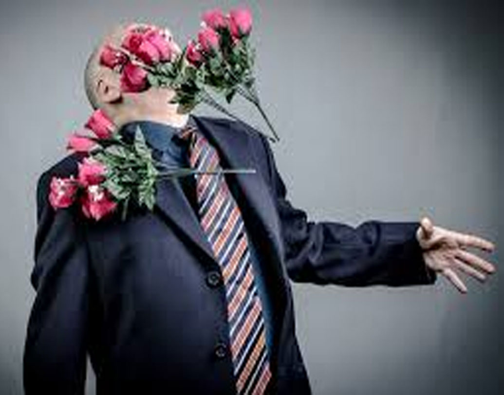 ভেবেছিলেন চমক দিতে ফুল পাঠাবেন। কিন্তু দেরিতে পোস্ট করায় সে ফুল পৌঁছল না বা মাঝপথে চুরি হয়ে গেল। ক্যুরিয়ার বা ডাকযোগে ফুল না পাঠানোই বোধ হয় ভাল।