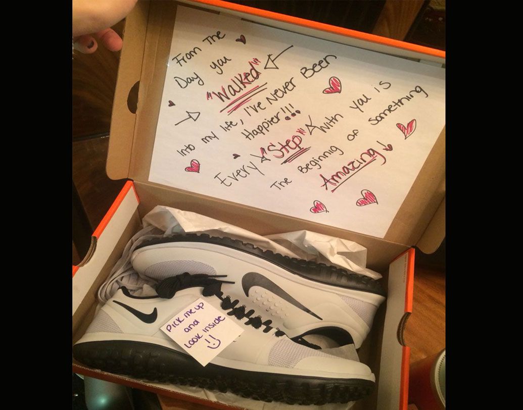 প্রেমিকা বা প্রেমিকের দারুণ জুতোর শখ। তবে ভুলেও জুতো উপহার না দেওয়াই ভাল। এই দিনটায় বরং তাঁকে একটু সময় দিন।