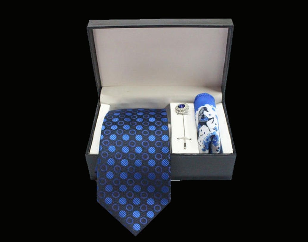 শুধু মাত্র টাই দিলেন প্রিয় জনকে। আর কিচ্ছু না, এমনটা কিন্তু ভুলেও করবেন না। তার চেয়ে বরং শুধু একটা ফুলই দিলেন। জামা বা স্যুট ছাড়া টাই উপহার দেওয়াটা খুব একটা ভাল দেখায় না এমন দিনে।