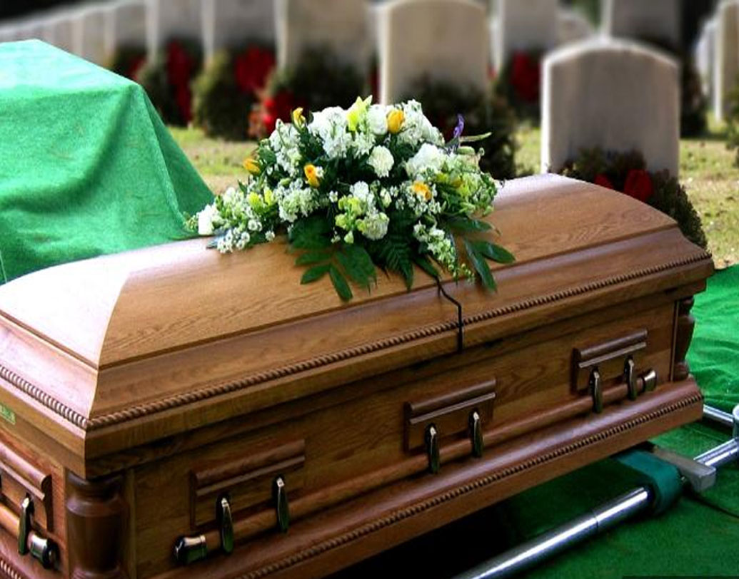 আমেরিকায় একবার একজন বান্ধবীকে ‘ফিউনারেল বক্স’ উপহার দিয়েছিলেন। যাতে মৃত্যুর পর সমাধিটা কতটা সুন্দর হবে, তা তিনি দেখে যেতে পারেন, আসলে প্রেমিকাকে আমৃত্যু ভালবাসবেন এমনটাই বলতে চেয়েছিলেন। কিন্তু ফল হয়েছিল উল্টো। কোনওদিন আর প্রেমিকের দিকে ফিরেও তাকাননি সেই তরুণী।