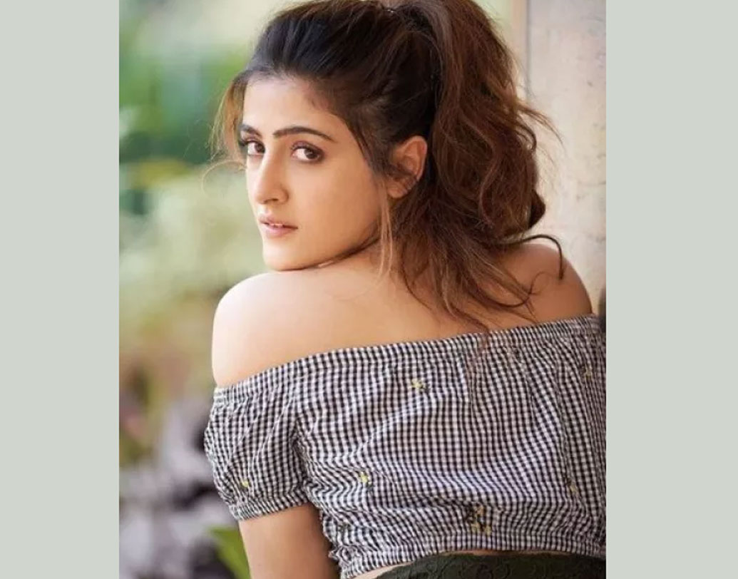 বলিউড অভিনেত্রী দিদির সঙ্গে বিজ্ঞাপনী ছবিতেও অভিনয় করেছেন তিনি। সম্প্রতি ‘লুকাছুপি’ নামে একটি বলিউড ছবি মুক্তি পেয়েছে। সেখানে এই মেয়েটির দিদিই নায়িকা। এই মেয়েটির দিদি কে বলুন তো?