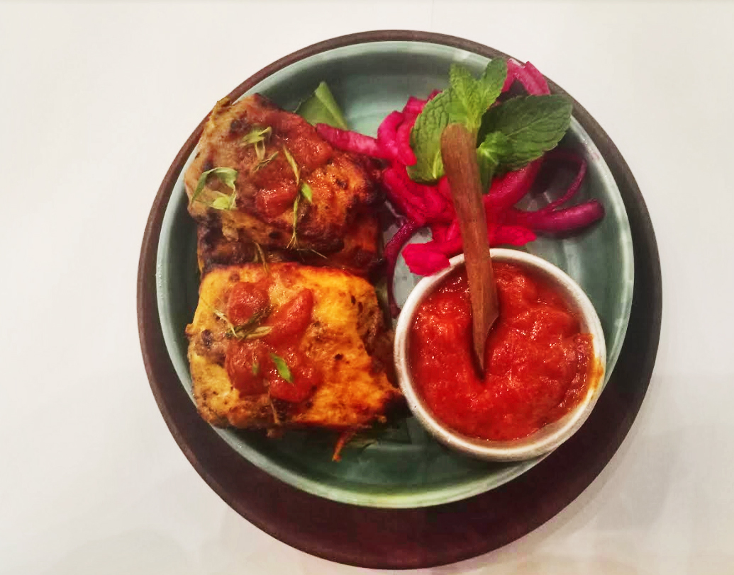 সম্পর্ক যেমন টক-ঝাল-মিষ্টির হয়,খাবারেও সেই ফ্লেভার ধরে রাখছে কোয়েস্ট মল-এর বম্বে ব্রাশেরি। স্টার্টার থেকে ডেজার্ট সবেতেই সিগনেচার ডিশের ছোঁওয়া। পনির ও মাছ থাকবে স্টার্টারে। চিজ দেওয়া লভ কেক, ভেজনন-ভেজের জমাটি মেন কোর্স, মকটেল-সহ বেছে নিতে পারেন ফুল কোর্স খাওয়াদাওয়ার পাঁচ-পাঁচটি ডিশ।খরচ মাত্র ১০৯৫ টাকা।