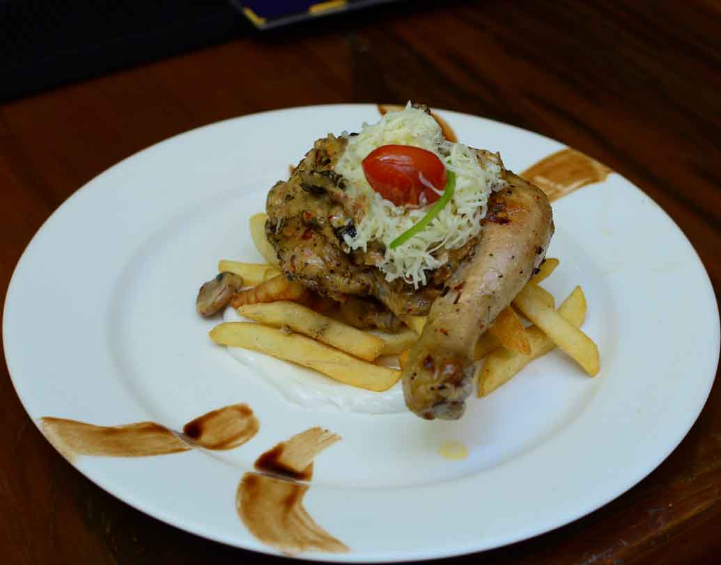 ভালবাসার সঙ্গে মিলিয়ে নানা পদের নাম রেখেছে সিটি সেন্টার২-এর ট্রাফিক গ্যাস্ট্রোপাব। চাঁদ মেরা দিল, ম্যারি মি, ফার্স্ট প্রপোজ, অ্যাঞ্জেল হেয়ার, কুল কিস— এ সব নামেই টেবিলে হাজির হবে রেড পেস্টো ম্যারিনেটেড পমফ্রেট, বাটার গার্লিক প্রন, স্প্যাগেটি, মকটেলরা। অসাধারণ এসব খাবারচাখতে দু’জনের খরচকর বাদে ১৮০০ টাকা।