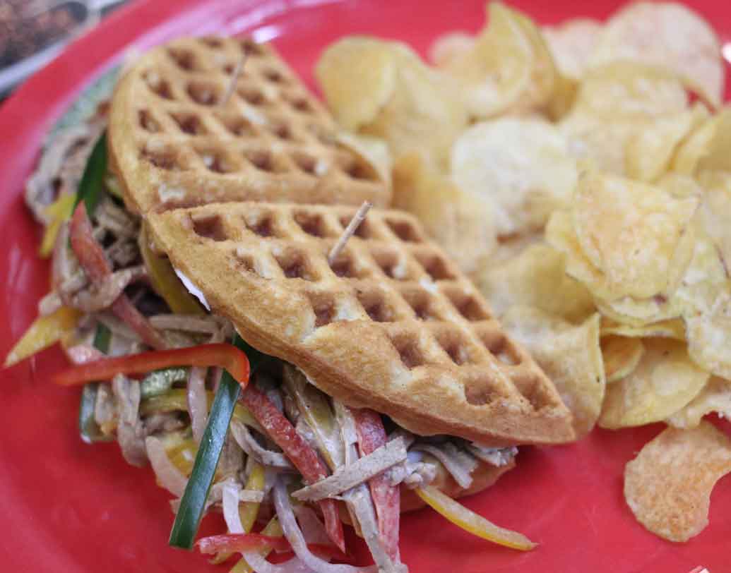 কেকের দুনিয়ায় ‘বন অ্যাপেটাইট’-এর নাম শোনেননি এমন সংখ্যা হাতে গোনা। এ বার ভ্যালেন্টাইন’স ডে-তে ঢুঁ মারতেই পারেন ১০৯/২৬ হাজরা রোডের এই কাফেতে সালামি থেকে কেক, বার-বি-কিউ পনির থেকে চিকেন সব খাবারেই নতুন নতুন গবেষণার ছোঁওয়া। পেটের সঙ্গে মন ভরাতে হাজির হোন এখানে। পকেটে ৫০০ টাকা থাকলেই চলবে।