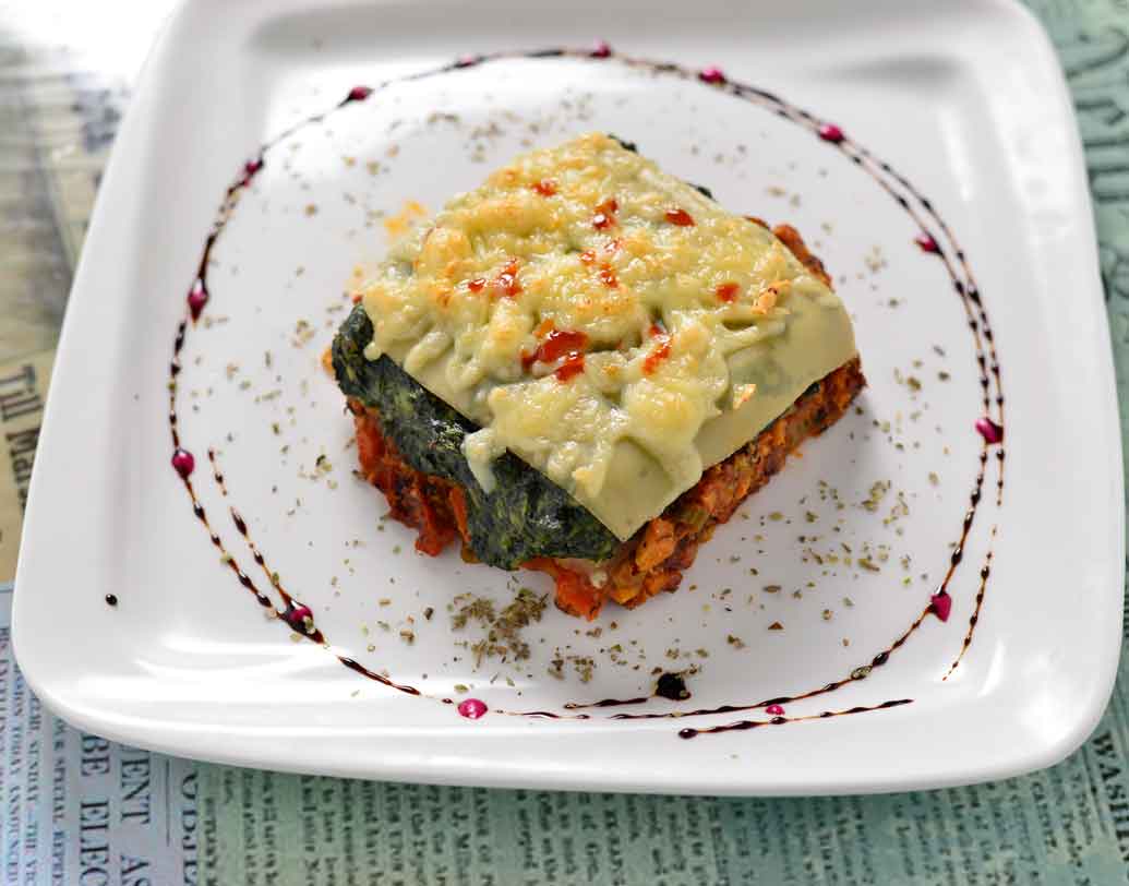 জিভে জল আনা স্যুপ, লুম্পিয়া প্রন রোল, নানা স্প্যাগেটি ও চিকেনের নানা কন্টিনেন্টাল ডিশ হাজির করছে ১৬৪/১, মানিকতলা মেন রোডের ‘চ্যাপ্টার টু’। মোমের আলোয় লাঞ্চ সঙ্গে রোমান্টিক গানের আবহে এই দিনটা কাটাতেই পারেন নিভৃতে। আমিষ বাফেতে খরচ পড়বে ২০০০ টাকা। নিরামিষ খেলে ১৭০০ টাকা।