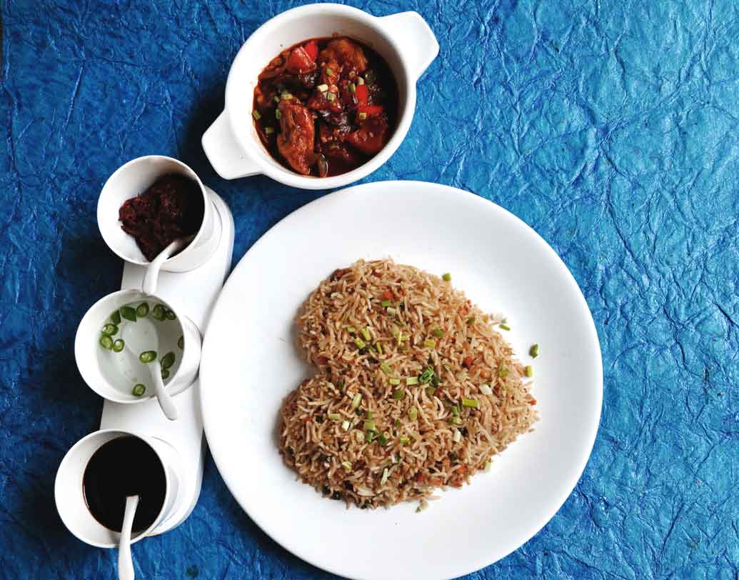 একা হোন বা দোকা— সকলের জন্যই এই দিনে বিশেষ অফার রেখেছে গোলপার্কেফায়ার স্টেশনের উল্টোদিকের কোস্টাল মাচা। মটন ইস্টু, আপম, চিকেন ঘি রোস্টের মতো পদ তো থাকছেই, সঙ্গে এ বার চিনে খাবারে কোস্টাল স্বাদ মিশিয়েছেন এঁরা। পটলি বিরিয়ানির সঙ্গে কেরল প্রন ও সিঙ্গলদের জন্য সিঙ্গল থালির বিশেষ অফার সাড়া জাগিয়েছে ইতিমধ্যেই।