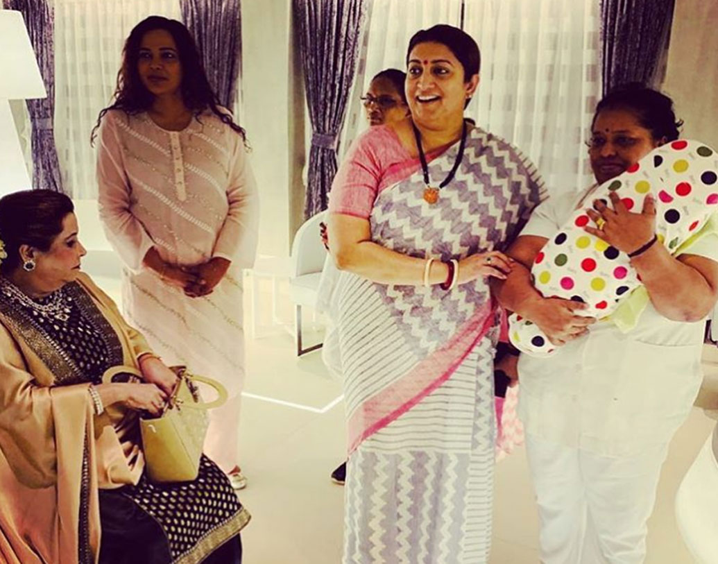 স্মৃতির সঙ্গে খুদের ছবিও পোস্ট হয়েছে। সোশ্যাল মিডিয়ায়। মাসি হলেন স্মৃতি, এমনটাই লেখা রয়েছে সেই পোস্টে।