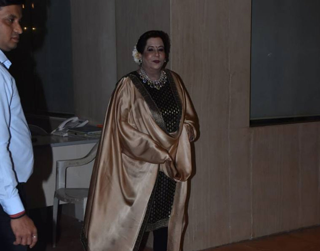 জিতেন্দ্রর স্ত্রী, একতার মা শোভাও এই অনুষ্ঠানে ছিলেন বলাই বাহুল্য। তবে জিতেন্দ্র বলেন, ‘‘নাতি কবে বাড়ি আসবে, তার অপেক্ষায় ছিলাম। সবাই তো বলছে ওকে আমার মতো দেখতে।’’