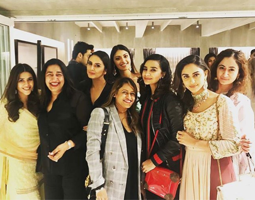 অভিনেত্রীদের মধ্যে হুমা খুরেশি-সহ আরও অনেকেই উপস্থিত ছিলেন, সেই গার্লস গ্যাংয়ের ছবি পোস্ট করেছেন একতা।