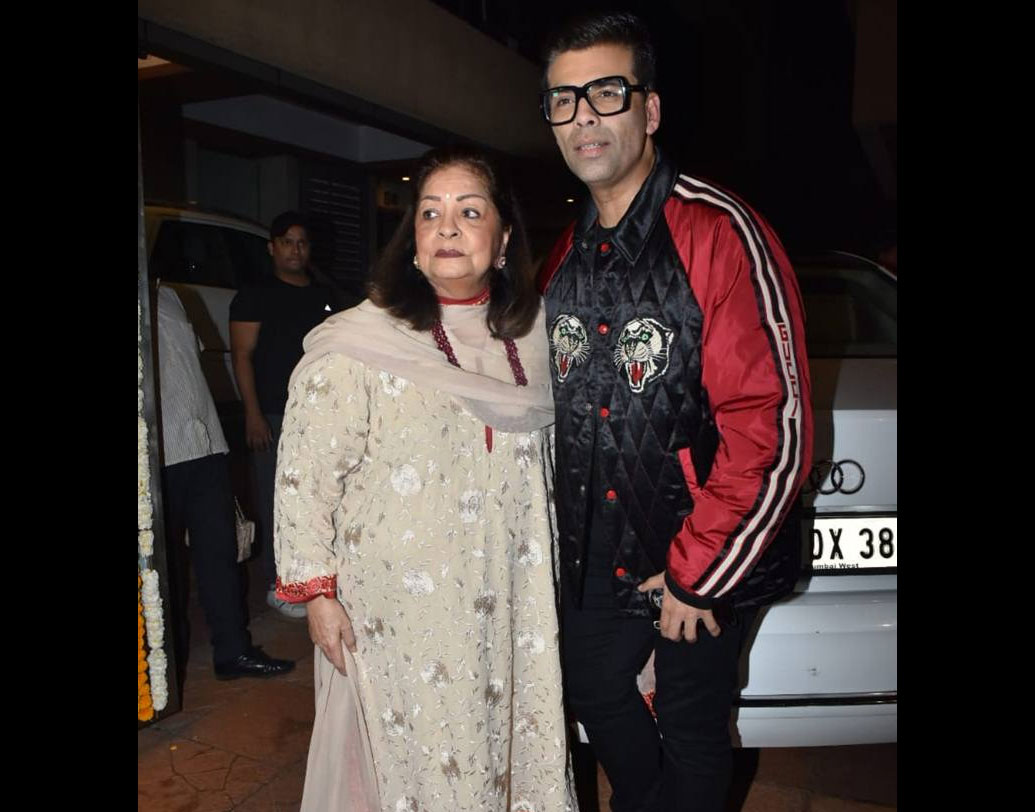 অনুষ্ঠানে মা হিরু জোহরকে নিয়ে এসেছিলেন পরিচালক কর্ণ জোহর।