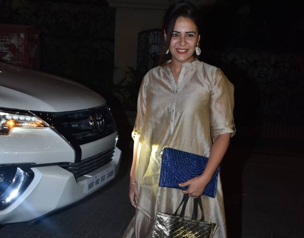 এসেছিলেন ‘জসসি জ্যায়সি কোই নেহি’ খ্যাত মোনা সিংহ, ছিলেন উর্বশী ঢোলাকিয়া, রক্ষান্দা খান, উর্বশী ঢোলাকিয়া, সুরভিন চাওয়ালা।