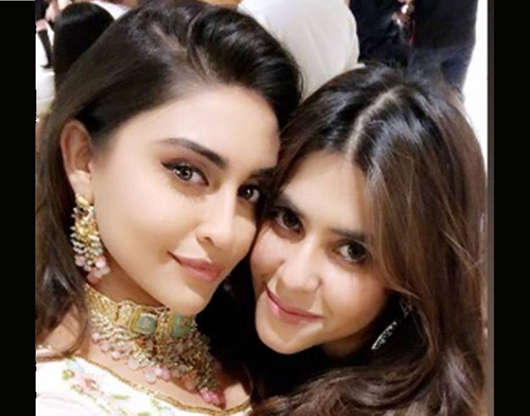 ক্রিস্টাল ডিসুজা নিজের ছবিও পোস্ট করেছেন একতার সঙ্গে