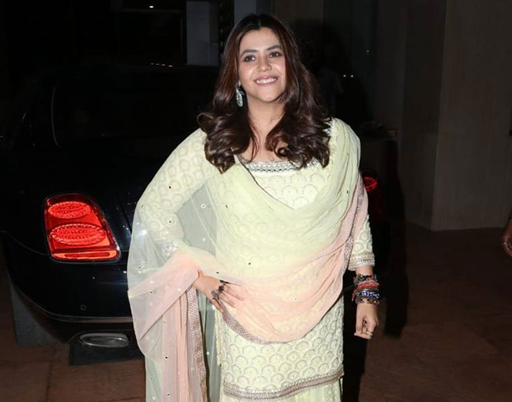 একতা বলেন, পরিচিত বন্ধু ও আত্মীয়দের আশীর্বাদ প্রয়োজন তাঁর সন্তানের। তাই এই অনুষ্ঠানের আয়োজন। তবে খুদের কোনও মুখের ছবি প্রকাশ্যে আসেনি।