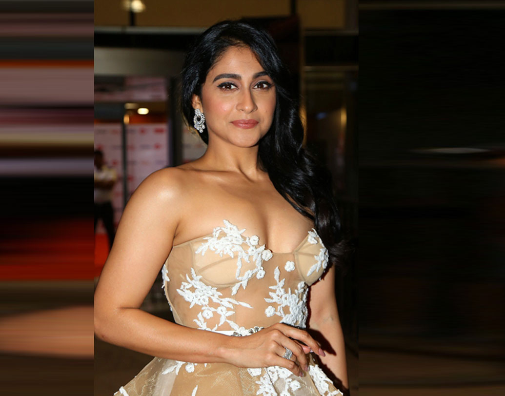 প্রথম বার ডেবিউতেই লেসবিয়ানের চরিত্রে অভিনয় করেছেন তিনি। সমপ্রেমের এই ছবিতে সোনমের ভালবাসার মানুষটিও তিনিই। কিন্তু বাস্তব জীবনে অভিনেত্রী রেজিনা কাসান্দ্রা আসলে কেমন?