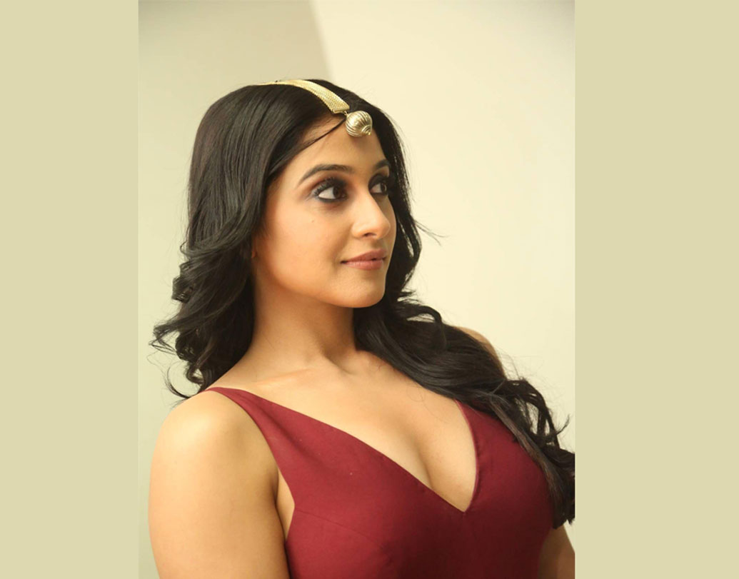 দক্ষিণী ছবির বিখ্যাত এই অভিনেত্রী পড়াশোনাতেও বেশ ভাল ছিলেন। মনস্তত্ত্ব নিয়ে স্নাতকোত্তর করেছেন তিনি। অবসর সময়ে সাইকোলজিক্যাল কাউন্সেলিংও করেন তিনি।