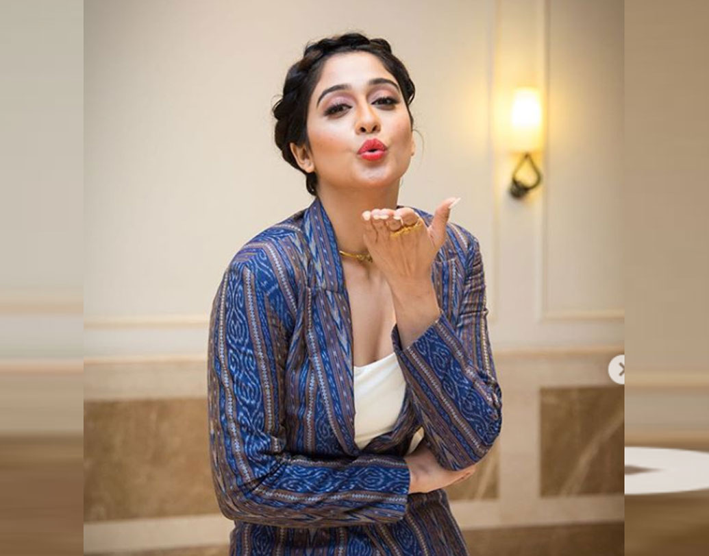 তামিল, তেলুগু, মালয়ালম, কন্নড় প্রতিটি ভাষায় ছবি করেছেন তিনি। বড় পর্দা ছাড়াও বেশ কিছু শর্ট ফিল্মেও অভিনয় করেছেন।