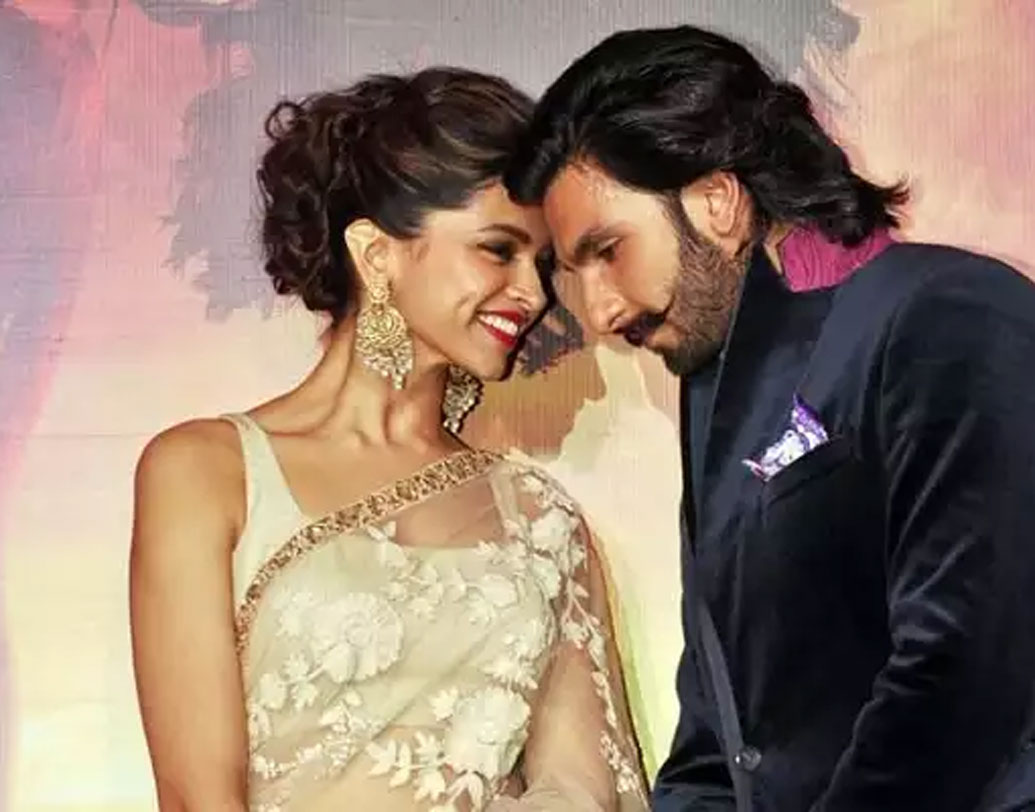 বিয়ের পর প্রথম বার ভ্যালেনটাইন্স ডে কাটাতে চলেছেন দীপবীর জুটি। ২০১৬ সালের ভ্যালেনটাইন্স ডে-তে দীপিকাকে সারপ্রাইজ দিতে শুটিংয়ের ফাঁকেই কানাডা গিয়েছিলেন রণবীর। সেখানে তখন শুটিং চলছিল দীপিকার।