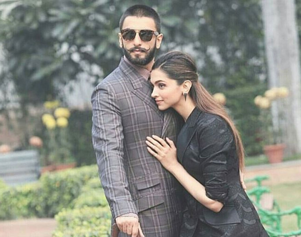 এ বার কী সারপ্রাইজ রয়েছে রণবীর জানাননি এখনও। তবে সন্ধ্যায় স্ত্রীকে নিয়ে নিজের ছবি ‘গাল্লি বয়’ দেখতে যাবেন। দীপিকা অবশ্য জানাননি, রণবীরকে তিনি কী উপহার দিতে চান।