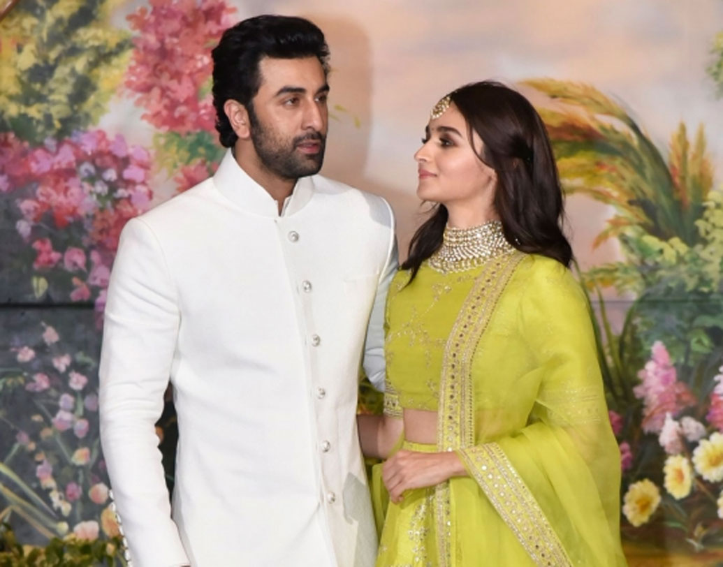 আলিয়া জানিয়েছেন, অয়ন মুখোপাধ্যায়ের ছবি ‘ব্রহ্মাস্ত্র’-এর সেটে থাকবেন তিনি। সেই সেটেই বাকিদের সঙ্গে সময় কাটাবেন। আর ওই ছবিতে আলিয়ার সঙ্গে যে রণবীর রয়েছেন, এ তো সবারই জানা।