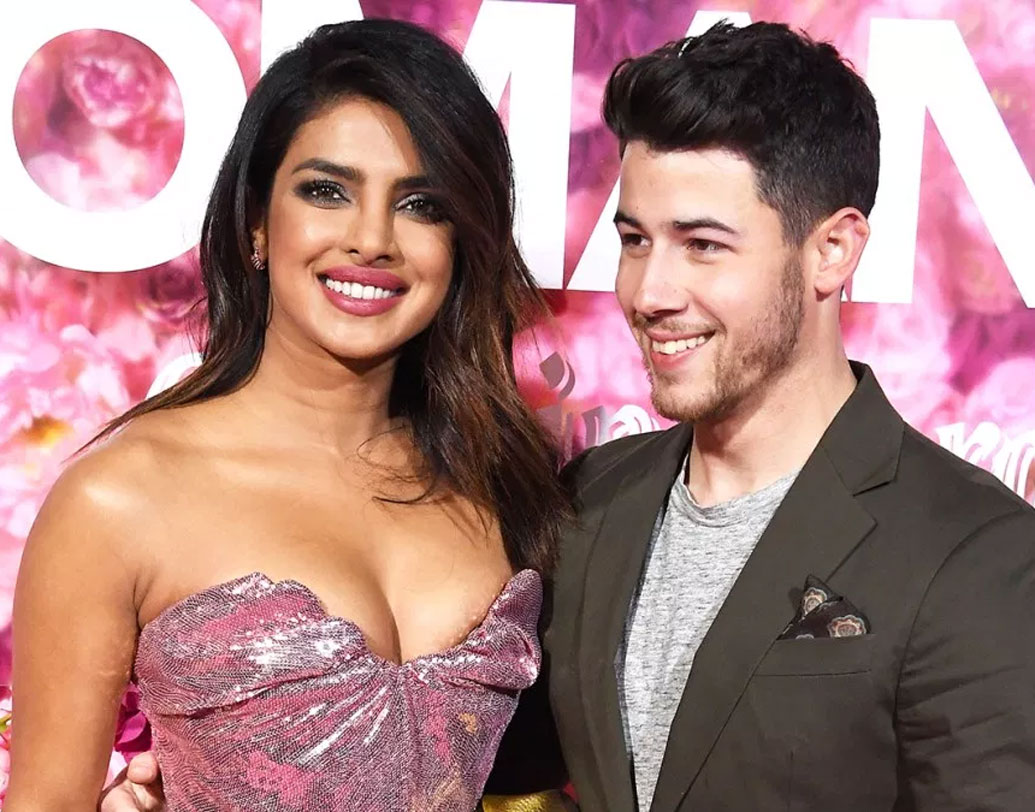 ২০১৮ সালের ১ ডিসেম্বর সাত পাকে বাঁধা পড়েছেন প্রিয়ঙ্কা চোপড়া ও নিক জোনাস। বিয়ের পর এটা তাঁদেরও প্রথম ভ্যালেনটাইন্স ডে। প্রথমে এই দিনটি নিয়ে বিশেষ কোনও পরিকল্পনা ছিল পিগি চপস বা মার্কিন পপ তারকা নিকের। তবে পরে একটা পরিকল্পনা করেছেন তাঁরা।