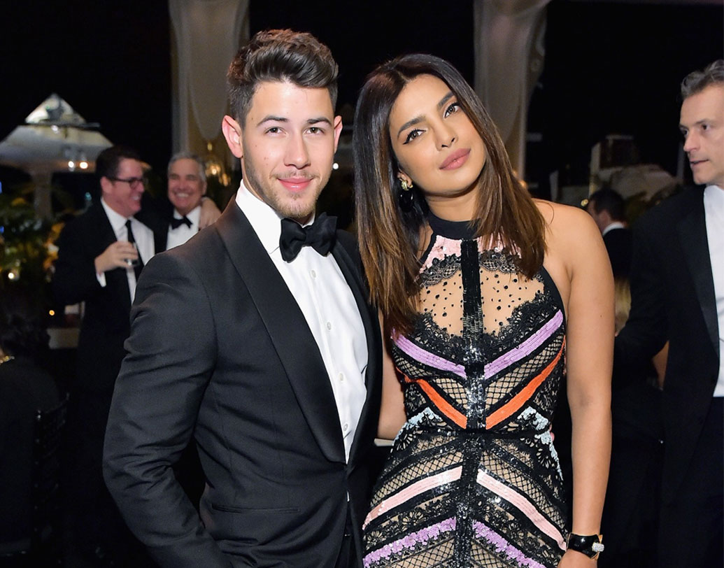 প্রিয়ঙ্কা এ বার লন্ডন যাচ্ছেন ভ্যালেনটাইন্স ডে-তে। কিন্তু কেন? আসলে নিক এখন সেখানেই একটি কাজ করছেন। প্রিয়ঙ্কার কাছে দু’দিন সময় ছিল। তাই নিকের সঙ্গেই নিজের মতো করে সময় কাটাতে চান তিনি। তবে উপহারের বিষয়ে কিছু জানাননি, ‘সাত খুন মাফ’ নায়িকা।