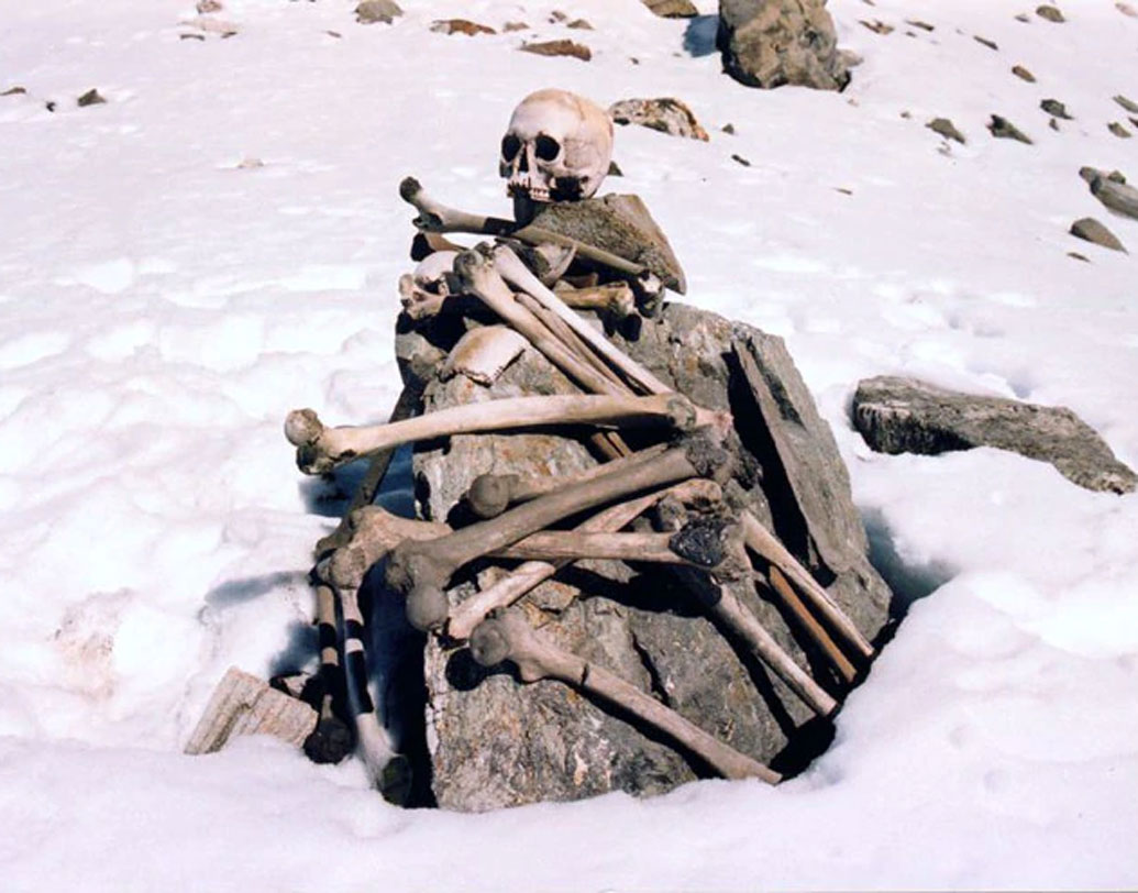 বরফ গলতে শুরু করলেই এই জলাশয়ের আশপাশে একের পর এক কঙ্কালের দেখা মিলত এক সময়ে। যা নিয়ে আতঙ্ক ছড়ায় পর্যটক ও স্থানীয়দের মধ্যে। এই রহস্যময় লেক কোথায় জানেন?