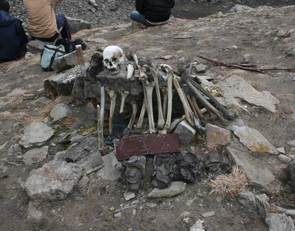 পরে ব্রিটিশ নৃতত্ত্ববিদরা হাড়গুলি পরীক্ষা করে দাবি করেন, হাড়গুলি জাপানি সৈন্যদের হতেই পারে না, কারণ এই হাড়গুলি অনেক প্রাচীন।